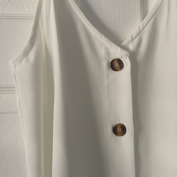 Adjustable strap button tank - Picture 3 of 5